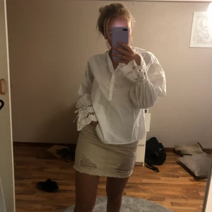 Blus från bik bok - Säljer denna fina blusen från bik bok i storlek XS. Prislapp finns kvar. Nypris är 299 kr.