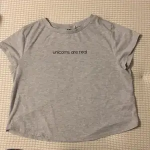 en grå t-shirt från H&M med trycket ”unicorns are real”, den är i storlek S och knappt använd. i ett väldigt mjukt material ✨🦄 köparen står för frakt !