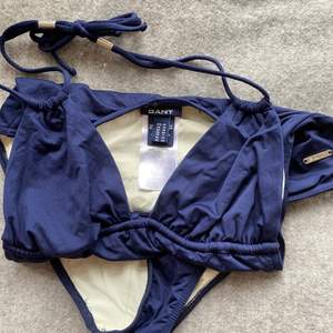 Fin mörkblå bikini från Gant, sparsamt använd. Fin öppen rygg och fina eleganta detaljer. 