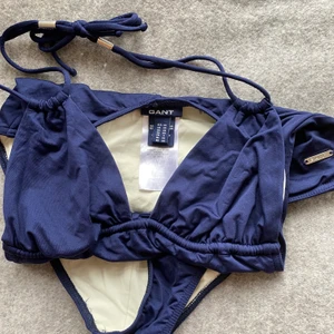 Baddräkt (marinblå) - Gant - Fin mörkblå bikini från Gant, sparsamt använd. Fin öppen rygg och fina eleganta detaljer. 
