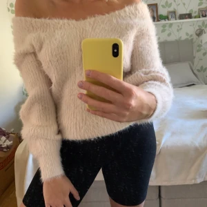 Myströja - världens mjukaste tröja från Bikbok som man både kan stylea upp och ned