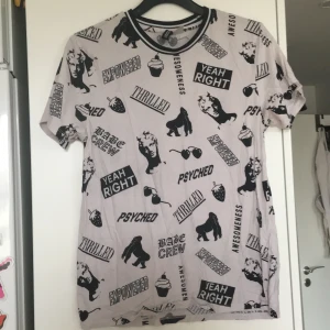 T-shirt stl s - Vit T-shirt men mönster i svart. Stor i storleken 