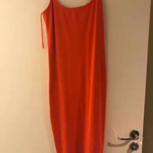 Klänningar nyskick  - Oranga klänningen från bikbok storlek M pris ; 150kr.    Klänning nr 2 från pull&bear storlek 38. Pris; 150kr Erbjuder leverans men köpares står själv för portot