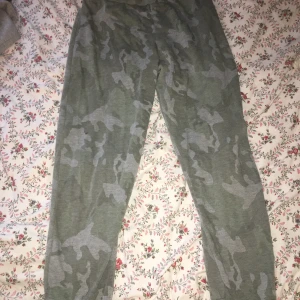 Mjukisbyxor - Storlek small. Använda vid två tillfällen.  Köparen står för frakt.  #mjukisbyxor, #sweatpants