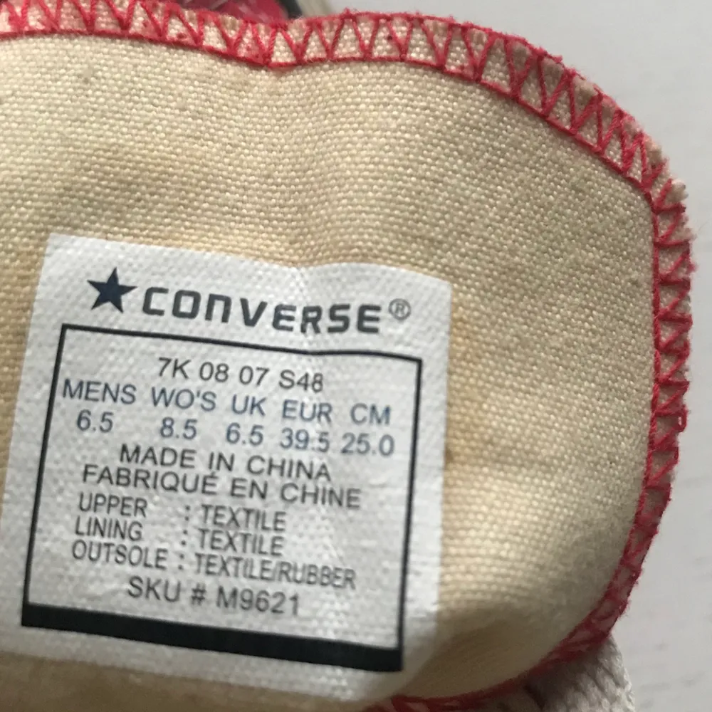 Röda Converse, köpta i USA & ganska stora i storleken! . Skor.