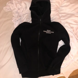Peak performance kofta  - Säljer nu min svarta peak performance kofta i storlek 150/skulle säga att den är som en XS. Den är som ny och spegeln är lite smutsig på bilden, frakten ingår i priset🤩 OBS sista bilden är blå men den koftan jag säljer är svart!!!😊