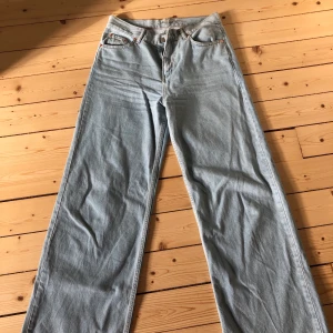 Wide leg jeans  - Ett par riktigt snygga och sköna jeans som jag säljer för att de tyvärr är för stora för mig... Jeansen har bara använts några fåtal gånger och är i ett bra skick! 