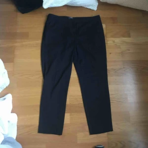  - Mörkblå kostymbyxor med små små vita prickar 