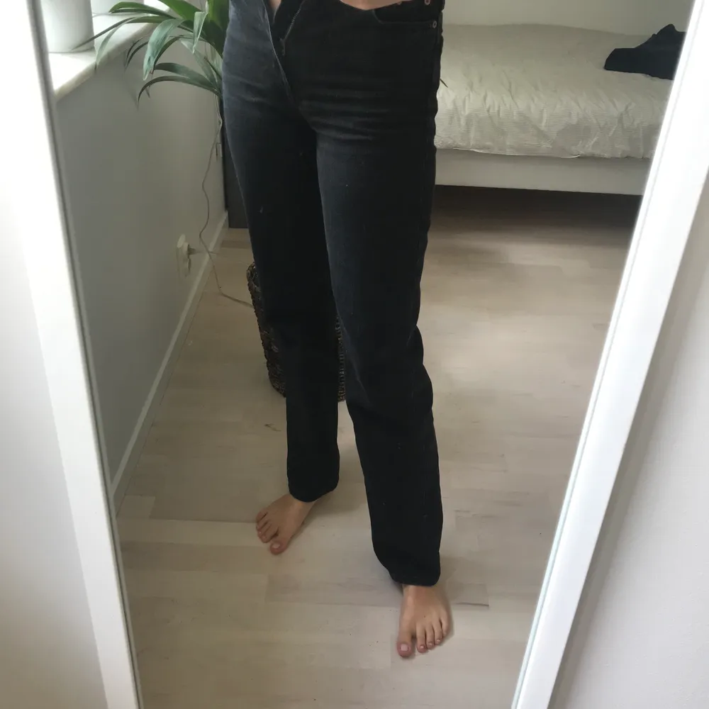 Svarta voyage jeans från Weekday! Använda i ca en månad då de tyvärr sedan blev för små för mig:( . Jeans & Byxor.