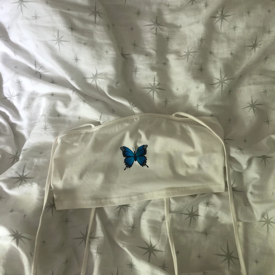 Gullig tröja med fjäriltryck