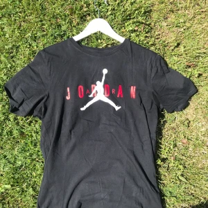 Jordan tisha - Svart Jordan tisha, size M