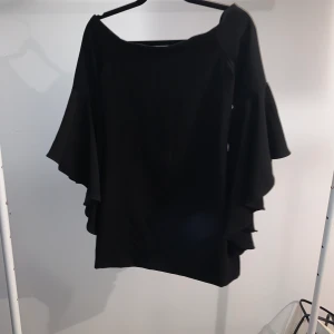 Svart klänning - Svart klänning från Dilvin Woman, använd en gång. Storleken är som en S men passar M också