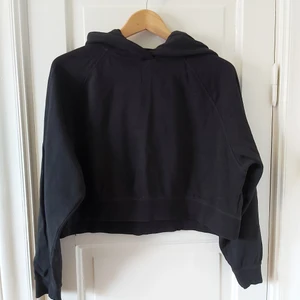 Croppad huvtröja - Mysig gråsvart croppad hoodie från hm. Luddig inuti. Tyvärr klippt alla lappar så vet inte storleken men passar XS-M beroende på hur man vill ha den. Sitter skönt oversized på mig som vanligtvis har S. Säljer då jag har fler som jag använder mer.