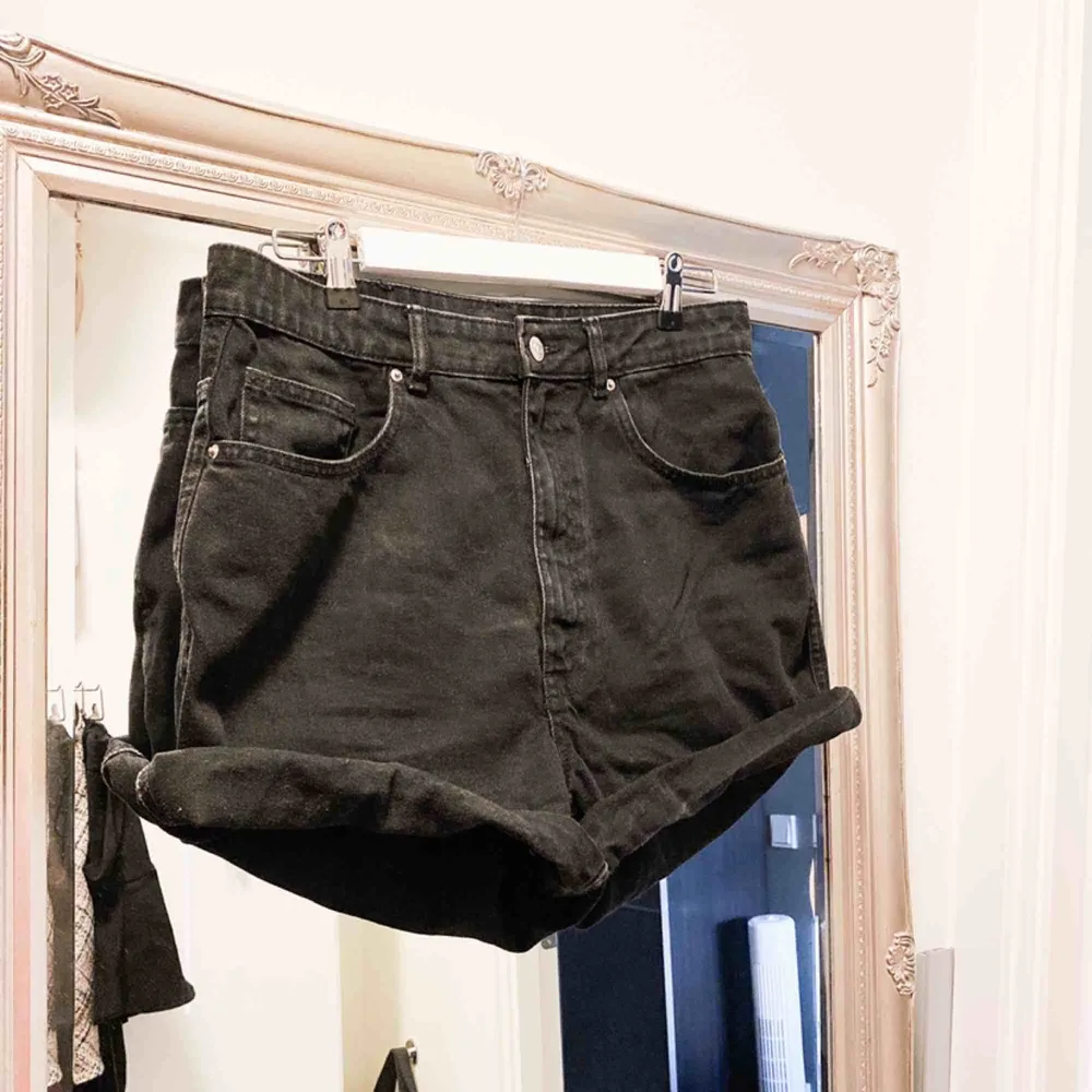 Snygga lite oversized jeansshorts i svart!  Hämtas hos mig eller skickas för 42 kr 💌. Shorts.