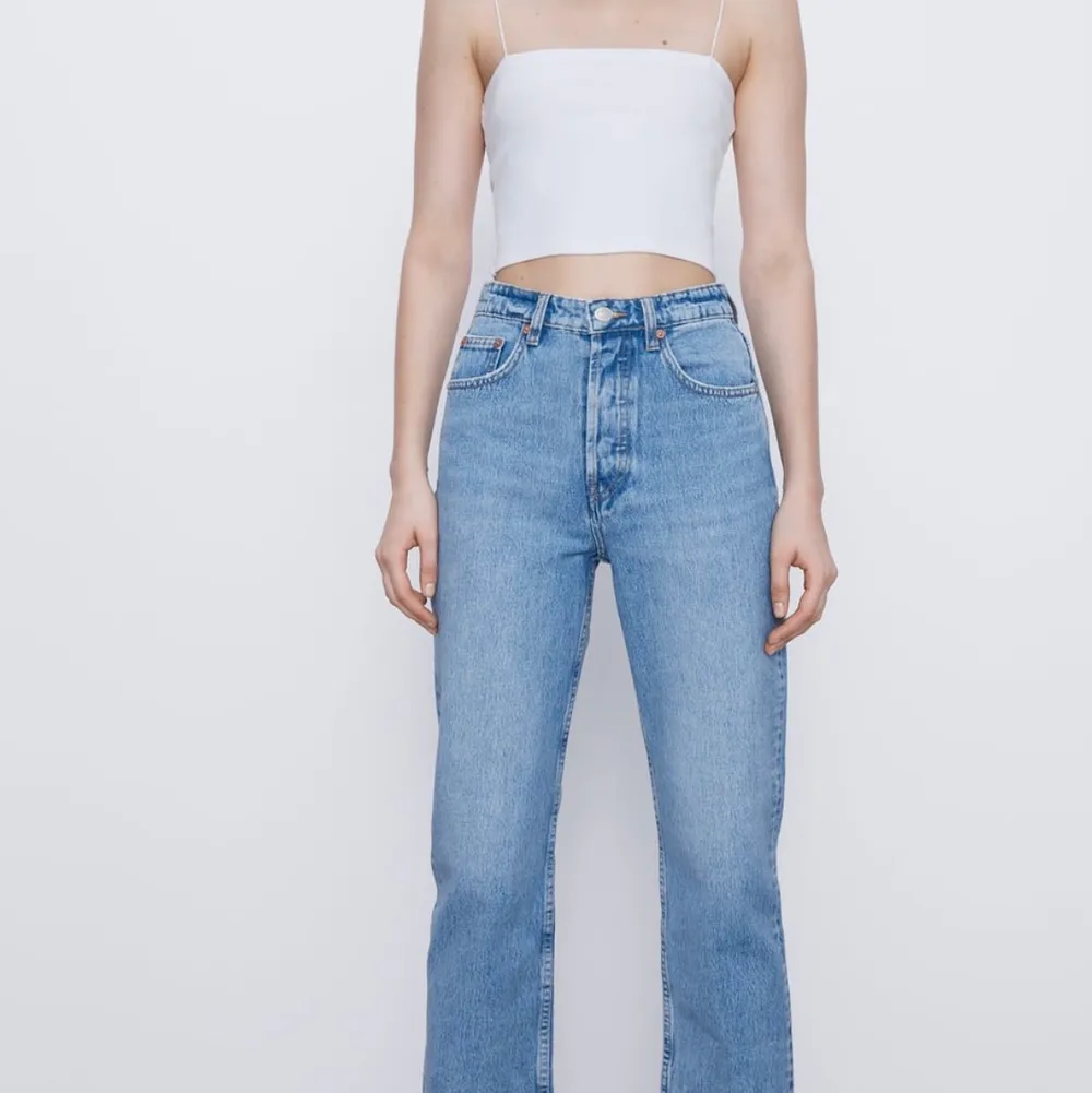 Zara jeans. Avklippta 4 cm så innermått på benet är 60 cm. Använda 2 ggr. . Jeans & Byxor.