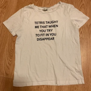 Vit kortärmad t-shirt  - Bara använt 1 elr 2 gånger