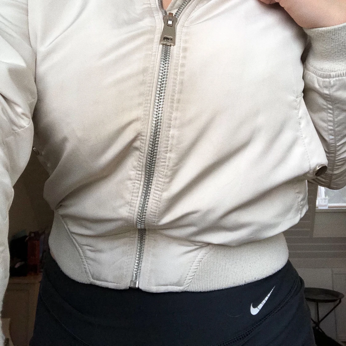 Beige bomberjacka från Stradivarius.  - 91