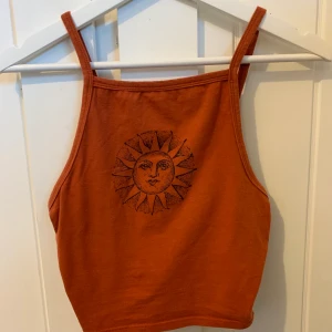 Orange topp - Säljer denna topp köpt här på Plick som tyvärr inte passade mig.Bilden är från förra ägaren. Kan tänk mig att den är väl andvänd av förrra ägaren eftersom den är lite nopprig. Köparen står för frakten.