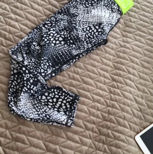 Svartvita träningstights från HM - Supersköna och snygga tights från HM i strl s