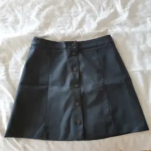 En kjol från H&M, jättebekväm med lite olika sätt att använda den (knappar rakt fram, knappar på sidan, några uppknäppta etc), är stl 40 men känns mer som en 38/36 i midjan 
