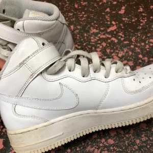 Nike air force 1 Sneakers vita - Säljer mina snygga Nike Air force 1 i storlek 38,5. De är för små på mig därför säljer jag dom. Använda men i bra skick för att vara ett par vita sneakers! Man kan lätt byta skosnören om man vill så blir dom ännu hetare. 