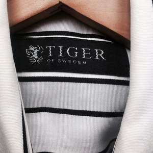 Skjorta från Tiger of Sweden i jättefint material. Herr XL men kan såklart användas av alla som vill tex som oversizeskjorta! 