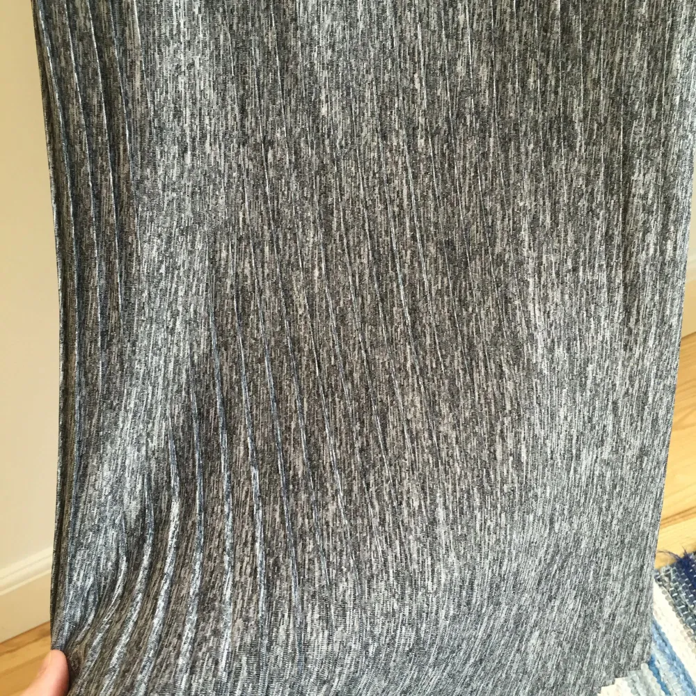 grå plisserade vida byxor från monki, fri frakt😇. Jeans & Byxor.