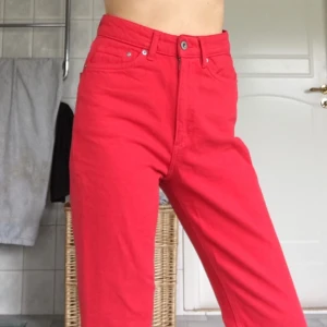  - Utsvängda röda jeans från H&M! Använda 2 ggr, avklippta längst ner