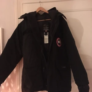  - Canada Goose jacka i strl XXS, men eftersom den är väldigt stor i storleken passar den upp till M. Nypris 8000 kr. Pälsluva medföljer, den finns bara inte med på bilden :)