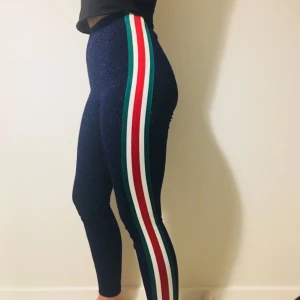  - Ett par ursnygga mörkblåa glittertights med hög midja och smala ben från H&M. Aldrig använda och väldigt smickrande. Original pris var 349kr. 