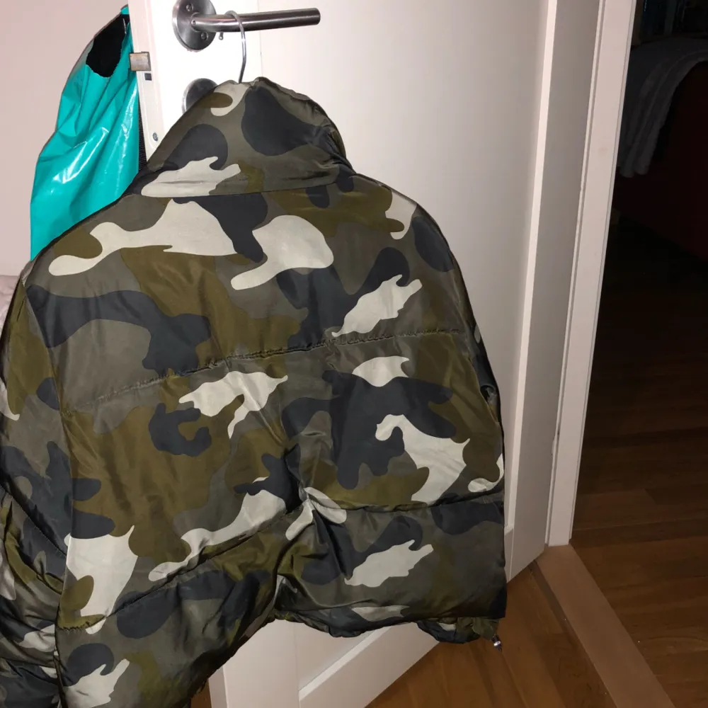 Puffer jacket i camo från H&M, sparsamt använd!!  . Jackor.