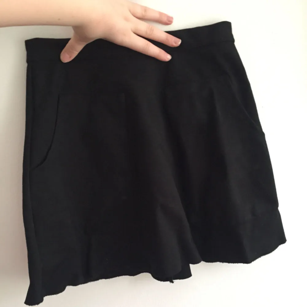 Så söt svart kjol, a-line modell! Den är väldigt kort på mig som är 170 cm, även för liten för mig. Den har även en tendens att åka upp, men får man det att funka är den så fin. Köparen står för frakten, kan även mötas upp i Uppsala.. Kjolar.