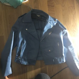  - Säljer min zara "skinn" jacka i blått. Storlek XS men passar även S