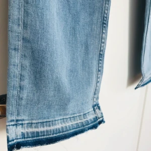  - ✨coola jeans från H&M strl 40. Ganska korta✨