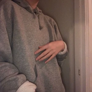  - Grå mysig munkjacka från weekday