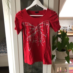  - Klänning med silver detaljer där det står party på. Snygg till fest!