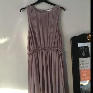  - Ny klänning som har används en gång. Frakten får man betala själv. 150kr eller Bud! Alla detaljer på klänningen älskar jag. Om man bor nära Vännäs/umeå så kan man komma och hämta den istället💘