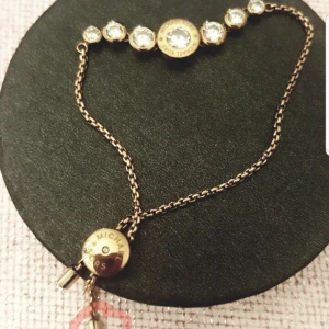  - säljer mitt mk armband i rosa guld nytt pris 1299kr säljer det för 350kr eftersom det i röda cirkeln är rökt av men kan fortfarande  användas