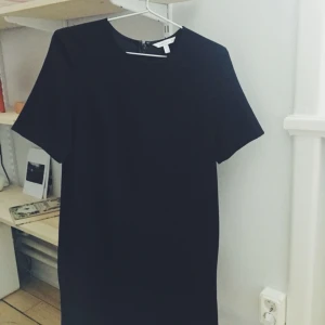  - Tidlös klänning från & other stories, inköpt sommar 2017. Använd ett fåtal gånger. Kan mötas upp i Stockholm eller skicka! 🍊