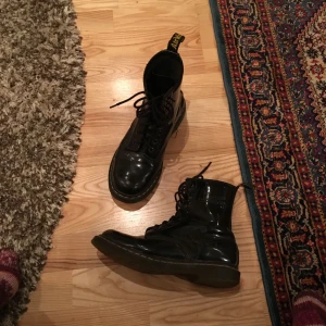 - Dr martens i lack. Begagnat skick