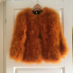  - Jättefin orange fjäderjacka i storlek 36. Köpt på Topshop i London förra vintern. Gjord av kalkonfjädrar. Har inte blivit särskilt mycket använd så är i väldigt gott skick. 🌸
