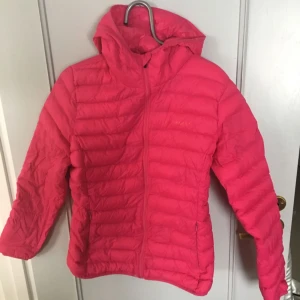  - rosa jacka från everest. bra skick. liten i storlek. 