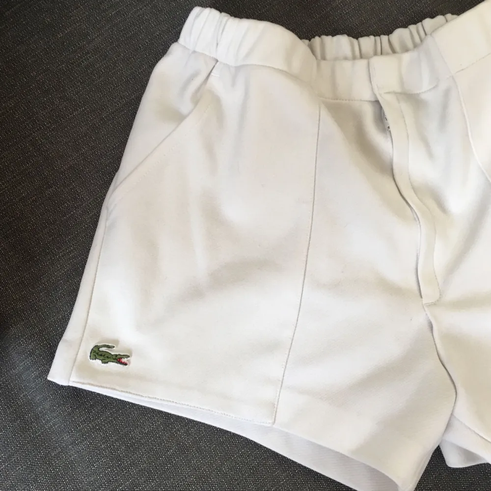 Högmidjade vintage shorts från lacoste 🌟 passar strl 36-38, superfint skick! Jag bjuder på frakt. Shorts.