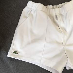 Högmidjade vintage shorts från lacoste 🌟 passar strl 36-38, superfint skick! Jag bjuder på frakt
