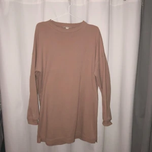  - Knappt använd, köpt på Nelly.com.  Den är oversized men på mig som är en XS blev den lite för oversized.  Skulle passa en S/M. Köparen står för frakt