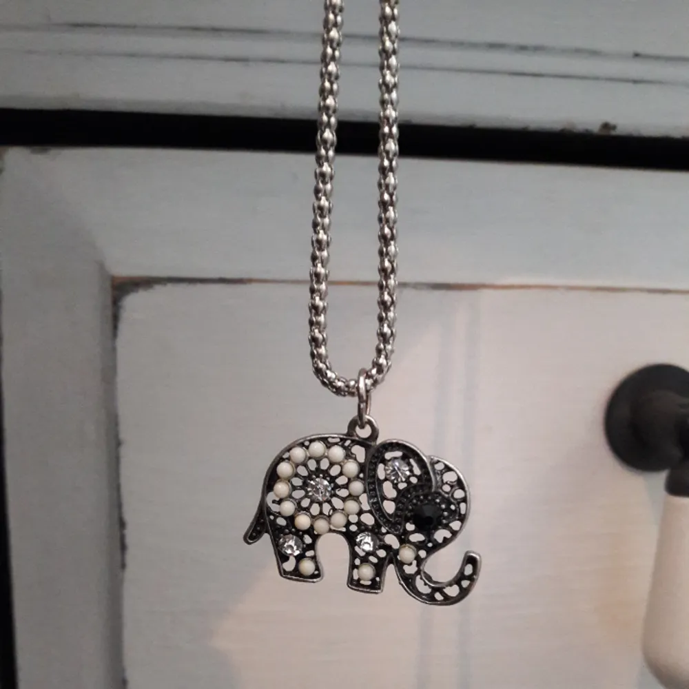 Långt halsband med elefantberlock. Knappt använt.. Accessoarer.