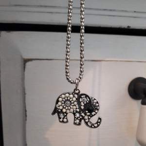 Långt halsband med elefantberlock. Knappt använt.