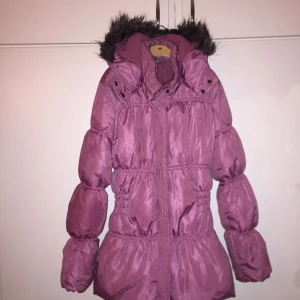  - Rosa jacka från Zara med mörkgrå mudd på luvan. Använd ett fåtal gånger. Ursprungligen en 164 från Zaras kidskollektion men passar en XS-S vuxen.
