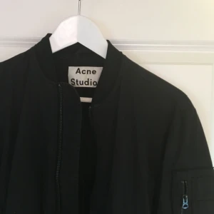  - Svart bomberjacka från Acne.  Inköpt på acne archive för runt tusenlappen.  Väldigt bra skick! 🍭🍭🍭 Modellen heter encore struct Material bomull, viskos, polyester 