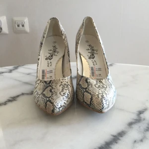  - Ett par zebra klackar, aldrig använda! Prislappen på 299kr sitter kvar! Köparen står för frakt på 50kr